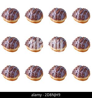 Motif de beignets au chocolat frais savoureux sur fond blanc isolé. Banque D'Images