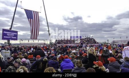 Pennsylvanie, États-Unis. 31 octobre 2020. (NOUVEAU) le président américain Donald Trump emmène sa campagne à Reading, en Pennsylvanie. 31 octobre 2020, Reading Regional Airport, Reading, PA, USA: Devant de grandes foules sur leur base politique, les membres du Congrès républicain de Pennsylvanie Dan Meuser et Lloyd Schmuker livrent des présentations enthousiastes du président américain Donald Trump à leurs électeurs enthousiastes alors que de grandes foules de Pennsylvanie se réunissent pour rencontrer le président Donald Trump, alors que son programme de rassemblements de cross-country s'intensifie pendant la phase ascendante d'une campagne électorale épique Banque D'Images