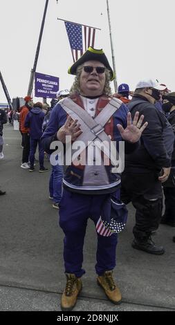 Pennsylvanie, États-Unis. 31 octobre 2020. (NOUVEAU) le président américain Donald Trump emmène sa campagne à Reading, en Pennsylvanie. 31 octobre 2020, Reading Regional Airport, Reading, PA, USA: Devant de grandes foules sur leur base politique, les membres du Congrès républicain de Pennsylvanie Dan Meuser et Lloyd Schmuker livrent des présentations enthousiastes du président américain Donald Trump à leurs électeurs enthousiastes alors que de grandes foules de Pennsylvanie se réunissent pour rencontrer le président Donald Trump, alors que son programme de rassemblements de cross-country s'intensifie pendant la phase ascendante d'une campagne électorale épique Banque D'Images