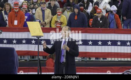 Pennsylvanie, États-Unis. 31 octobre 2020. (NOUVEAU) le président américain Donald Trump emmène sa campagne à Reading, en Pennsylvanie. 31 octobre 2020, Reading Regional Airport, Reading, PA, USA: Devant de grandes foules sur leur base politique, les membres du Congrès républicain de Pennsylvanie Dan Meuser et Lloyd Schmuker livrent des présentations enthousiastes du président américain Donald Trump à leurs électeurs enthousiastes alors que de grandes foules de Pennsylvanie se réunissent pour rencontrer le président Donald Trump, alors que son programme de rassemblements de cross-country s'intensifie pendant la phase ascendante d'une campagne électorale épique Banque D'Images