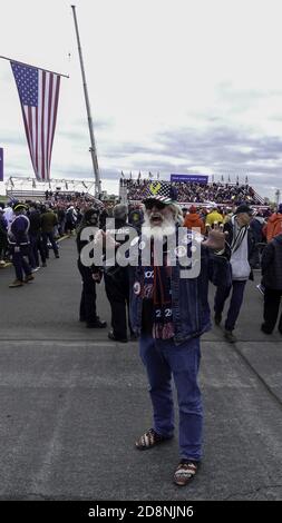 Pennsylvanie, États-Unis. 31 octobre 2020. (NOUVEAU) le président américain Donald Trump emmène sa campagne à Reading, en Pennsylvanie. 31 octobre 2020, Reading Regional Airport, Reading, PA, USA: Devant de grandes foules sur leur base politique, les membres du Congrès républicain de Pennsylvanie Dan Meuser et Lloyd Schmuker livrent des présentations enthousiastes du président américain Donald Trump à leurs électeurs enthousiastes alors que de grandes foules de Pennsylvanie se réunissent pour rencontrer le président Donald Trump, alors que son programme de rassemblements de cross-country s'intensifie pendant la phase ascendante d'une campagne électorale épique Banque D'Images