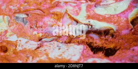 Arrière-plan lumineux de l'art abstrait. Motif de rappel de texture en pierre minérale. .papier peint blanc, orange, rose et corail. Fluide, flux de liquide de couleur Banque D'Images