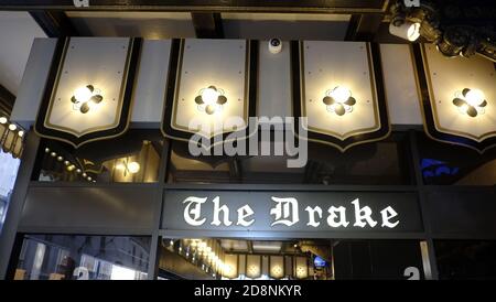 The Drake, a Hilton Hotel, 140 East Walton place, Chicago, Illinois, est un hôtel de luxe à services complets, situé au centre-ville, du côté du lac du Michigan Banque D'Images