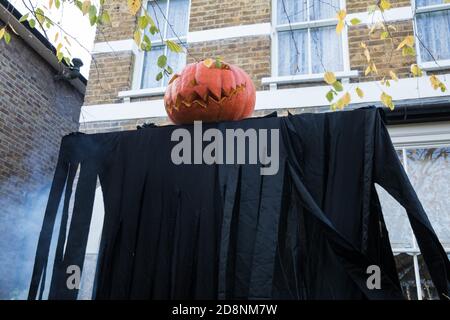 Windsor, Royaume-Uni. 31 octobre 2020. Une citrouille d'Halloween est placée sur un carénage noir derrière lequel de la fumée apparaît. Les célébrations d'Halloween, et en particulier la coutume de trick-or-traiter, varieront dans tout le Royaume-Uni cette année en raison des restrictions du coronavirus qui diffèrent selon les niveaux d'alerte de niveau et le porte-parole officiel du Premier ministre a exhorté les gens à appliquer le bon sens. Crédit : Mark Kerrison/Alamy Live News Banque D'Images