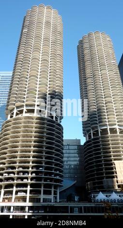 Marina City est un complexe résidentiel-commercial à usage mixte à Chicago, Illinois, États-Unis, conçu par l'architecte Bertrand Goldberg Banque D'Images