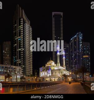 DUBAÏ, Émirats Arabes Unis - 25 MARS 2017 : la promenade nocturne de Marina et de la mosquée. Banque D'Images