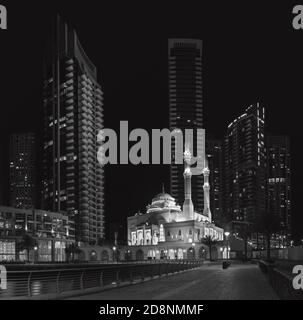 DUBAÏ, Émirats Arabes Unis - 25 MARS 2017 : la promenade nocturne de Marina et de la mosquée. Banque D'Images
