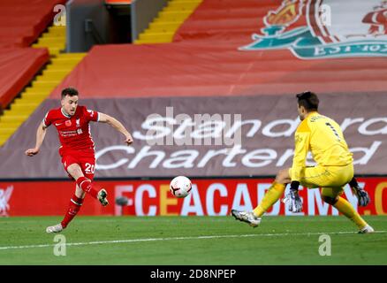 Diogo Jota de Liverpool (à gauche) marque le deuxième but de son côté des minutes de jeu après avoir été refusé par son précédent but lors du match de la Premier League à Anfield, Liverpool. Banque D'Images