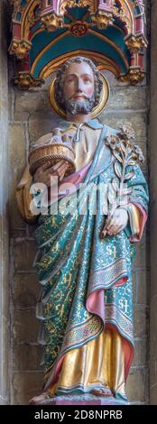 LOUVAIN - SEPTEMBRE 3,2013 : statue polychrome néo-gothique de Saint-Joseph in St. Cathédrale gothique Peters, septembre Banque D'Images