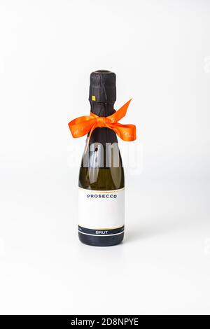 Prosecco BRUT non ouvert avec un ruban cadeau sur le cou Banque D'Images