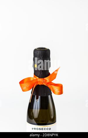 Prosecco BRUT non ouvert avec un ruban cadeau sur le cou Banque D'Images