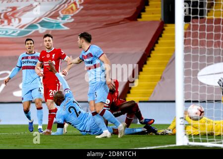 Diogo Jota de Liverpool (deuxième à gauche) marque mais voit son but exclu par VAR lors du match de la Premier League à Anfield, Liverpool. Banque D'Images