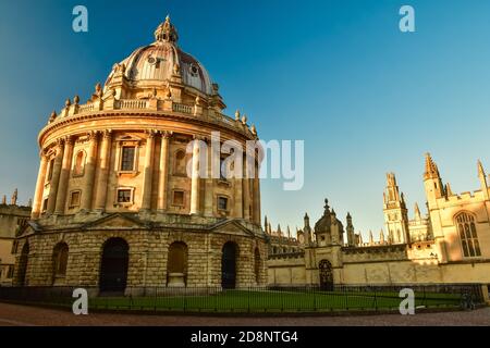 La caméra Radcliffe est l'un des bâtiments les plus reconnaissables d'Oxford, en Angleterre. C'est maintenant une salle de lecture de la bibliothèque Bodleian. Banque D'Images