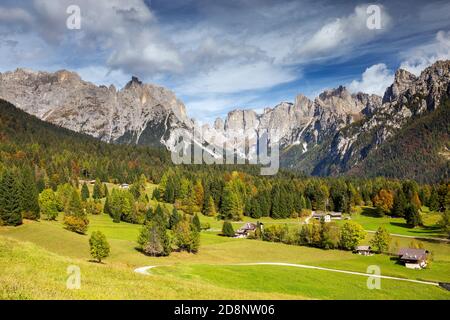 La vallée Val Canali, vue de Piereni. Les Pale di San Martino mountain group. Les Dolomites du Trentin. Transacqua. Alpes italiennes. L'Europe. Banque D'Images