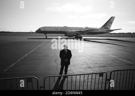 Ewing, New Jersey, États-Unis. 31 octobre 2020 : un agent de services secrets des États-Unis se tient en attendant que le président américain Donald J. Trump et Air Force One quittent l'aéroport de Trenton Mercer à Ewing, N. J. Trump fait campagne dans plusieurs villes de Pennsylvanie, y compris Butler et Reading, PA Credit: Brian Branch Price/ZUMA Wire/Alamy Live News crédit: ZUMA Press, Inc./Alamy Live News Banque D'Images