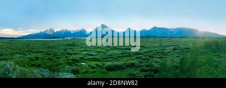 Les montagnes de Grand Teton dans le parc national de Grand Teton, au nord de Jackson Hole, derrière la Grand Teton Lodge Company, Wyoming Banque D'Images