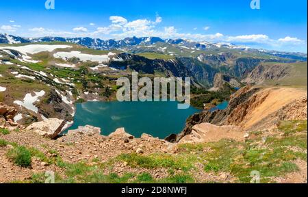 Lac alpin et montagne enneigée en haute altitude près du parc national de Yellowstone dans le Wyoming, à côté de Beartooth Highway entre Red Lodge et Yellowstone Banque D'Images