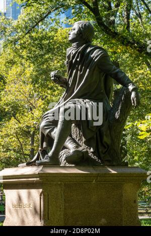 Robert Burns Sculpture est situé à l'extrémité sud de Literary Walk à Central Park, New York City, Etats-Unis Banque D'Images