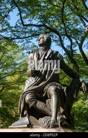 Robert Burns Sculpture est situé à l'extrémité sud de Literary Walk à Central Park, New York City, Etats-Unis Banque D'Images