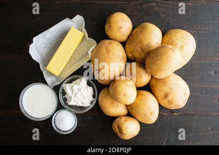 Ingrédients pour la purée de pommes de terre : pommes de terre Yukon Gold, beurre, lait et autres ingrédients pour un plat d'accompagnement traditionnel Banque D'Images