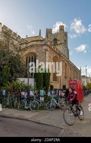 un étudiant à vélo devant quelques-unes des églises historiques collèges et bâtiments dans le centre-ville de cambridge, cambridgeshire, royaume-uni Banque D'Images