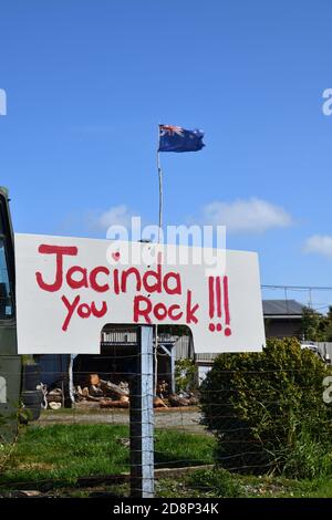 KUMARA, NOUVELLE-ZÉLANDE, 16 SEPTEMBRE 2020 : un partisan du Premier ministre néo-zélandais, Jacinda Adern, fait une déclaration à Kumara sur la côte ouest du pays Banque D'Images