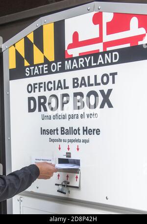 Rockville MD octobre 31 : le vote par anticipation se poursuit à Rockville, Maryland quelques jours avant le jour officiel des élections. 31 octobre 2020. Les résidents ont voté en personne ou utilisé l'urne désignée à l'extérieur d'un centre de vote. Crédit : Patsy Lynch/MediaPunch Banque D'Images