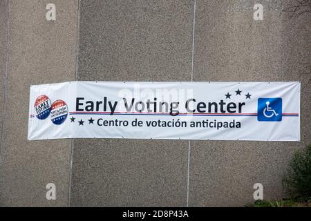 Rockville MD octobre 31 : le vote par anticipation se poursuit à Rockville, Maryland quelques jours avant le jour officiel des élections. 31 octobre 2020. Les résidents ont voté en personne ou utilisé l'urne désignée à l'extérieur d'un centre de vote. Crédit : Patsy Lynch/MediaPunch Banque D'Images