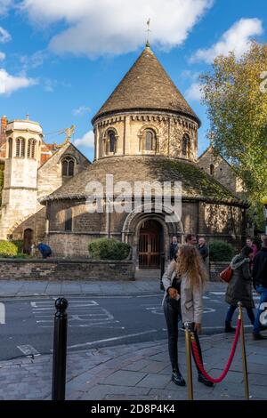 jeune femme attrayante à l'extérieur du centre d'accueil de l'église ronde dans le centre de l'université de cambridge Banque D'Images