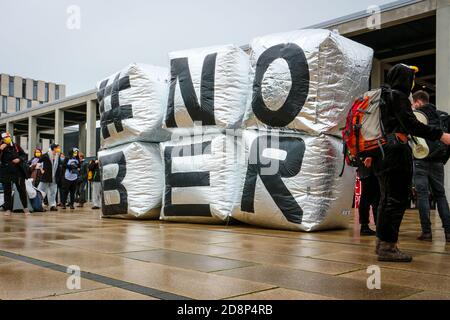 '#NOBER' est décrit comme des activitistes du climat en costumes de pingouins qui protestent contre l'ouverture du nouvel aéroport international de Brandebourg de Berlin (BER). Banque D'Images