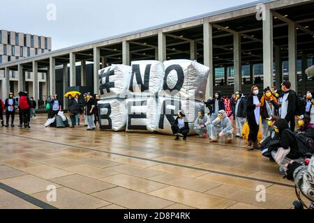 '#NOBER' est décrit comme des activitistes du climat en costumes de pingouins qui protestent contre l'ouverture du nouvel aéroport international de Brandebourg de Berlin (BER). Banque D'Images