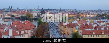 Prague - Le panorama de la ville avec le pont Charles et la vieille ville au crépuscule. Banque D'Images
