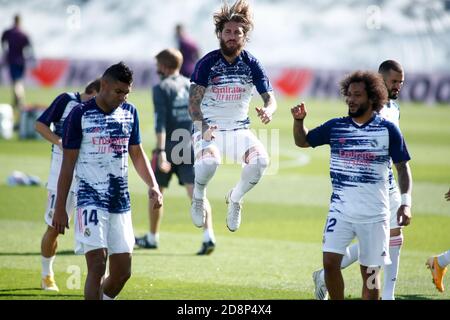 Madrid, Espagne. 31 octobre 2020. Sergio Ramos du Real Madrid se réchauffe avec Carlos Henrique Casemiro et Marcelo Vieira lors du championnat d'Espagne la Liga football match entre Real Madrid et SD Huesca le 31 octobre 2020 au stade Alfredo Di Stefano à Valdebebas, Madrid, Espagne - photo Oscar J Barroso / Espagne DPPI / DPPI crédit: LM/DPPI/Oscar Barroso/Alamy Live News Banque D'Images