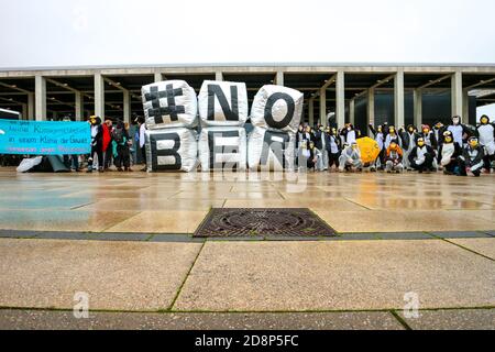 '#NOBER' est décrit comme des activitistes du climat en costumes de pingouins qui protestent contre l'ouverture du nouvel aéroport international de Brandebourg à Berlin. Banque D'Images