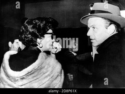 Vers 1955 - Rome, Italie - le chanteur FRANK SINATRA et la femme AVA GARDNER à l'arrivée à Rome. (Credit image: © Keystone Press Agency/Keystone USA via ZUMAPRESS.com) Banque D'Images