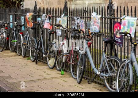 étudiants bicyclettes enchaînées ou verrouillées à des chemins de fer dans la ville universitaire de cambridgeshire au royaume-uni Banque D'Images