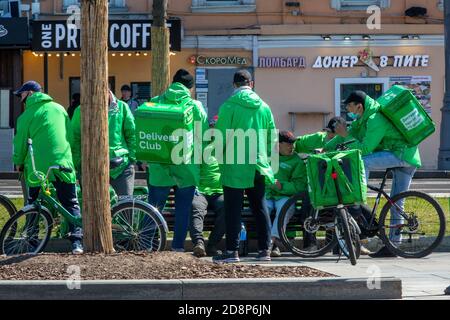 Moscou, Russie. Le 1er mai 2020 les personnes qui ont livré des aliments populaires "Delivery Club" attendent des commandes dans le centre de Moscou, en Russie Banque D'Images