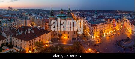 PRAGUE, RÉPUBLIQUE TCHÈQUE - 17 OCTOBRE 2018 : le panorama avec l'église Saint-Nicolas, la place Staromestske et la vieille ville au crépuscule. Banque D'Images