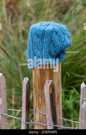 blue wooly noué avait perdu par le propriétaire et placé sur un poste d'entrée pour le propriétaire de trouver s'ils retournent. propriété perdue, perdu et trouvé, chapeau bleu de laine Banque D'Images
