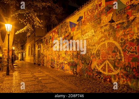 PRAGUE, RÉPUBLIQUE TCHÈQUE - 17 OCTOBRE 2018 : le mur de paix de John Lennon créé en 1980. Banque D'Images