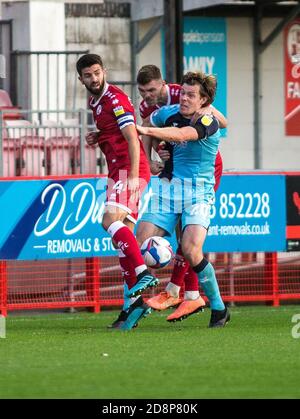 Crawley, Royaume-Uni. 18 août 2019. Joe Ironside se mêle à George Francomb lors du match EFL Sky Bet League 2 entre Crawley Town et Cambridge au stade Checkatrade.com, Crawley, Angleterre, le 31 octobre 2020. Photo de Steve ball. Utilisation éditoriale uniquement, licence requise pour une utilisation commerciale. Aucune utilisation dans les Paris, les jeux ou les publications d'un seul club/ligue/joueur. Crédit : UK Sports pics Ltd/Alay Live News Banque D'Images