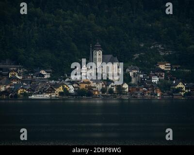 Célèbre village traditionnel de Hallstatt dans la région de haute-Autriche Vue de l'autre côté du lac Hallstatt Banque D'Images