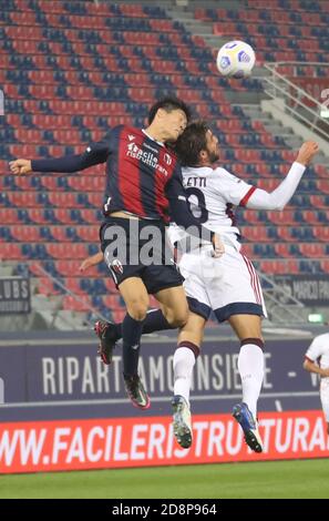 Takehiro Tomiyasu (L) de Bologne et Leonardo Pavoletti de Cagliari lors de la série italienne UN match de football Bologna FC vs Cagliari Calcio au stade Renato Dall'Ara de Bologne, Italie, 31 octobre 2020. - photo Michele Nucci crédit: LM/Michele Nucci/Alay Live News Banque D'Images