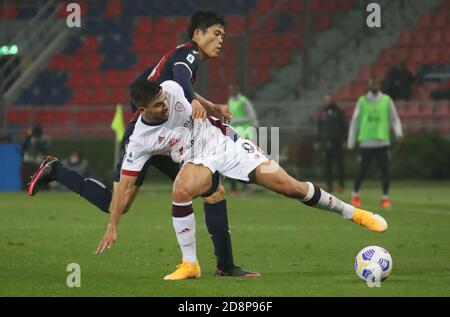 Giovanni Simeone de Cagliari et Takehiro Tomiyasu de Bologne pendant la série italienne UN match de football Bologna FC vs Cagliari Calcio au stade Renato Dall'Ara de Bologne, Italie, 31 octobre 2020. - photo Michele Nucci crédit: LM/Michele Nucci/Alay Live News Banque D'Images