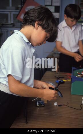 jeunes garçons en classe technologique expérimentant l'électronique Banque D'Images