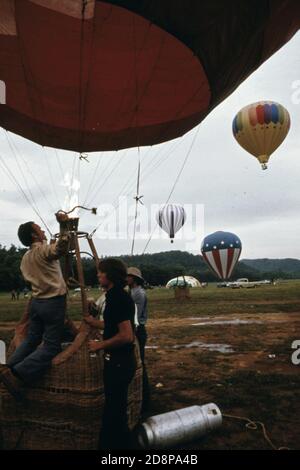 Pete Hodkinson; III; président de la Alpine Valley Investment Coproration; tire le brûleur de propane sur son ballon à air chaud; la Helen; pendant un échauffement pour la deuxième course annuelle de Helen à ballon de l'océan Atlantique. La course a commencé à l'extérieur de Helen, en Géorgie, près de Robertstown, dans une zone développée par la société hodkinson comme deuxième village alpin. La ville de Helen a un quartier d'affaires qui a été rénové avec un motif alpestre bavarois Banque D'Images