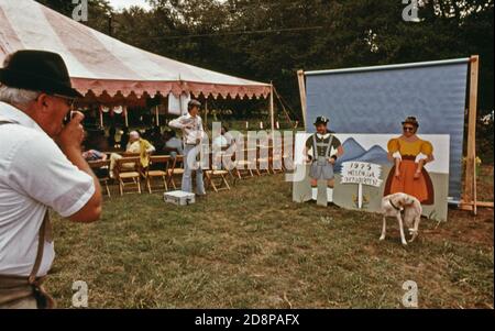 Les visiteurs de l'Oktoberfest d'ascendance allemande à Helen utilisent un support de photo de bande dessinée installé à l'extérieur de la tente de cirque qui a servi de siège pour la cinquième célébration annuelle. Jusqu'en 1969, la petite communauté montagnarde de quelque 270 personnes était typique des villages de la région. À cette époque, les hommes d'affaires locaux, les fonctionnaires et les résidents ont approuvé la rénovation du quartier des affaires avec un thème alpestre bavarois. Le projet a permis d'accroître les affaires et le tourisme Banque D'Images