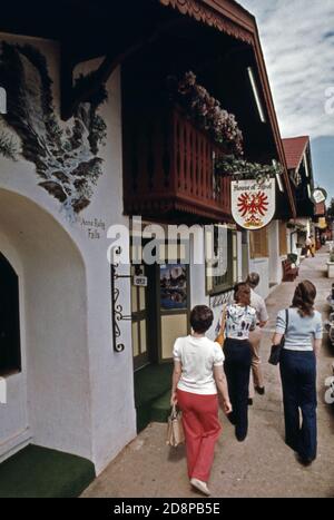 Les touristes passent la Maison du Tyrol sur la rue principale de Helen Georgia; près de Robertstown. La peinture sur le mur en haut à gauche représente les chutes d'anna ruby, une attraction préférée en dehors de la ville. La ville a connu une poussée de tourisme et de croissance commerciale en utilisant un thème alpin bavarois dans le quartier des affaires. Un plan de développement de l'État met en garde contre la nécessité d'un équilibre entre le développement commercial, l'intérêt public et les valeurs culturelles pour empêcher le village de devenir un piège touristique Banque D'Images