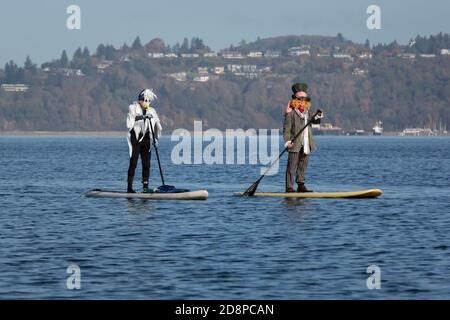 Tacoma, Washington, États-Unis. 31 octobre 2020. Un couple sur stand up paddleboards prennent part à la Grit City Costume Paddle à Tacoma, Washington. Crédit : Paul Christian Gordon/Alay Live News Banque D'Images