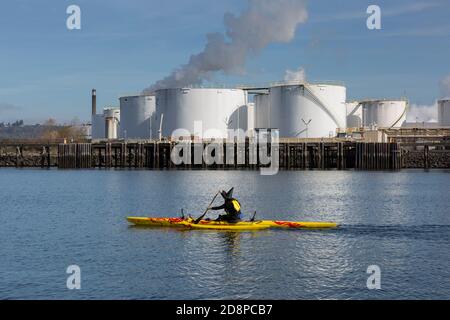 Tacoma, Washington, États-Unis. 31 octobre 2020. Un kayakiste vêtu en costume de sorcière passe devant l'usine de gaz naturel ConocoPhillips le long de la voie navigable Thea Foss lorsqu'ils prennent part à la selle de Costume de la ville de Grit à Tacoma, Washington. Crédit : Paul Christian Gordon/Alay Live News Banque D'Images